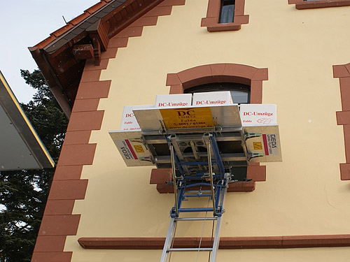 A DC-Umzüge external lift in use at a residential building.